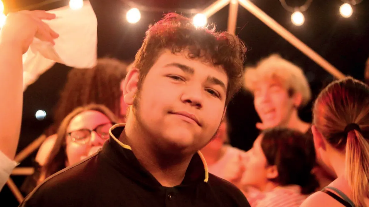 Un ragazzo della comunità Bella 'Mbriana a una festa