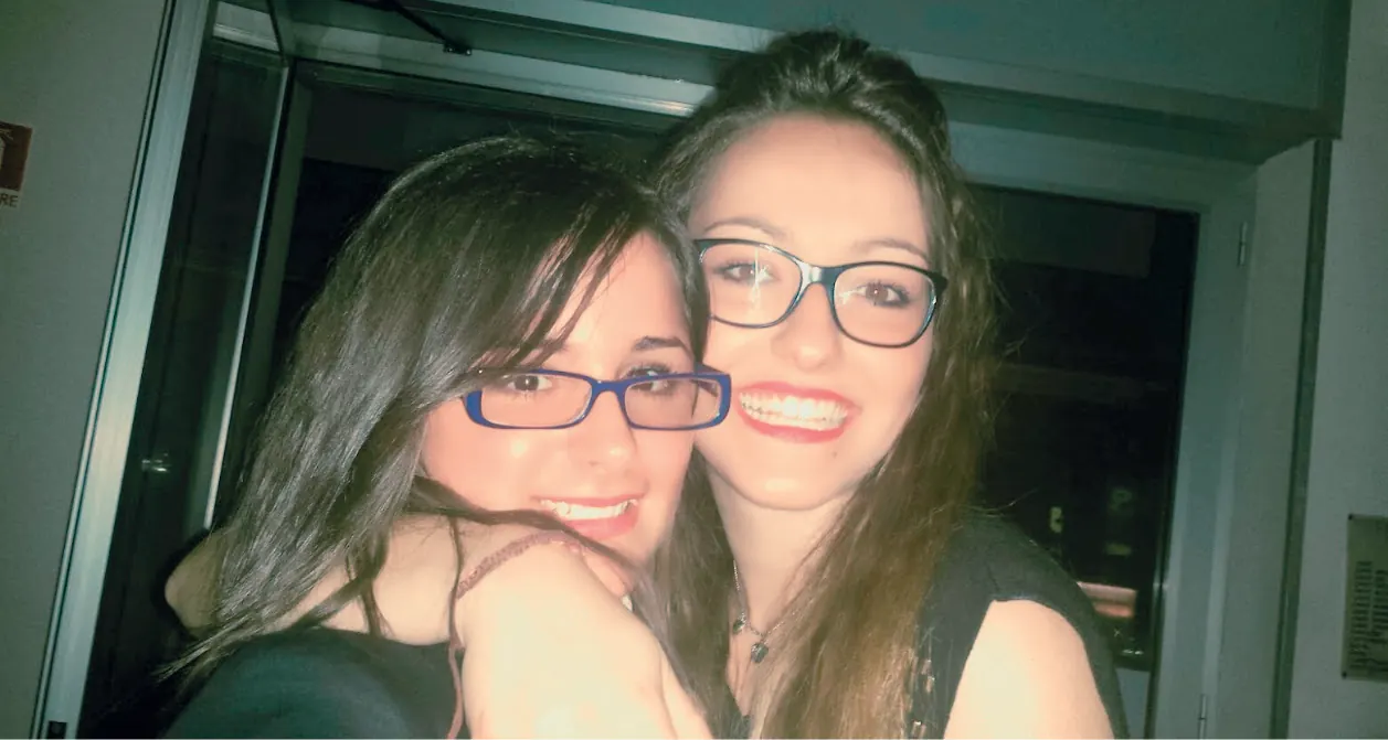 Due ragazze sorridenti della comunità Bella 'Mbriana