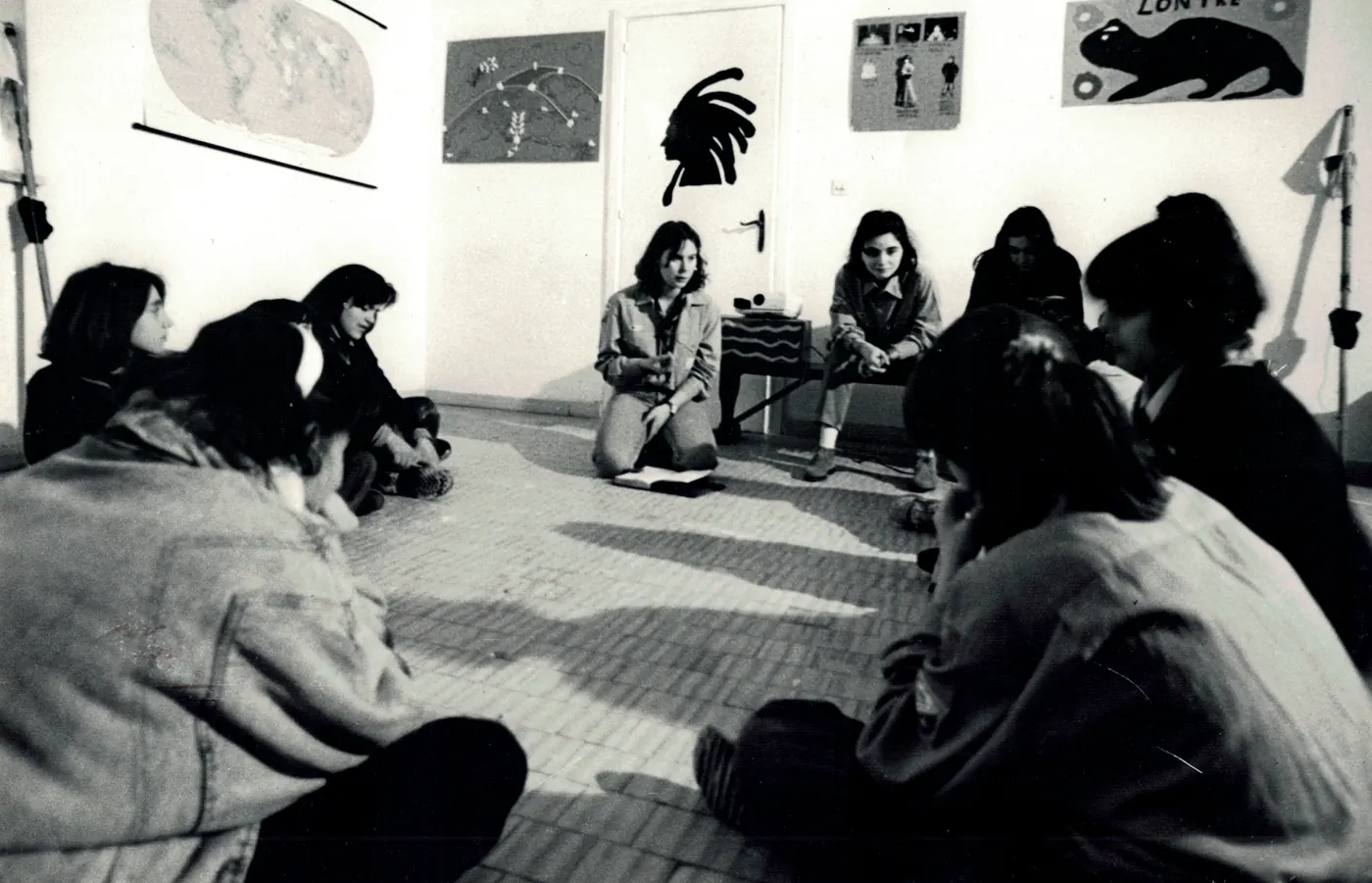 Ragazzi seduti in cerchio in una sala, foto in bianco e nero