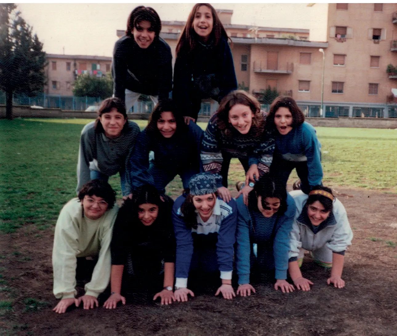 Un gruppo di ragazze in piramide su un prato