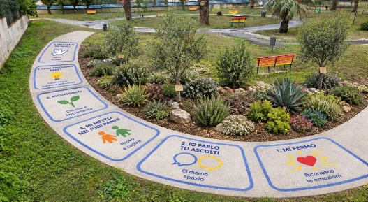 Il sentiero per fare pace al Parco Paolino Avella, con le tappe dipinte a terra tra le piante