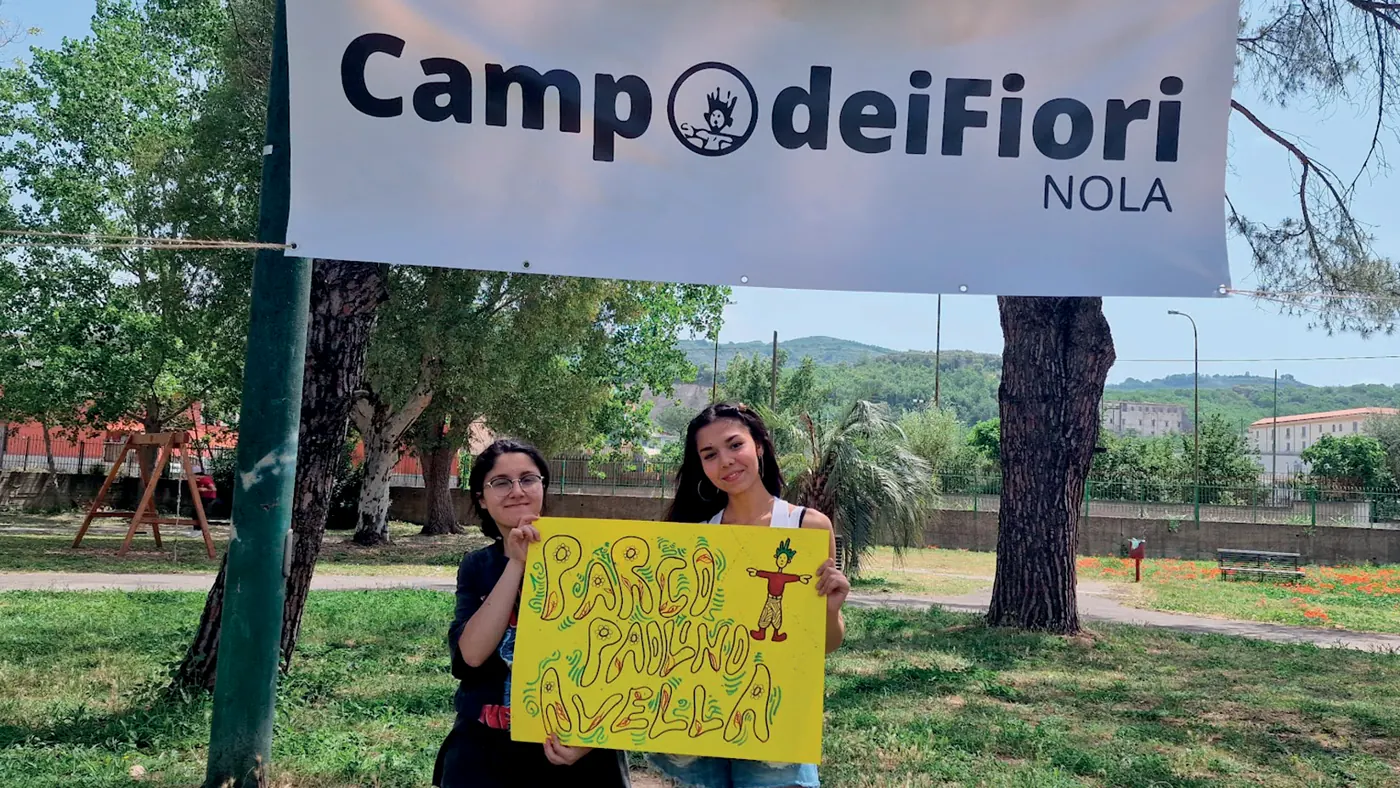 Volontarie con lo striscione di Campo dei Fiori al parco