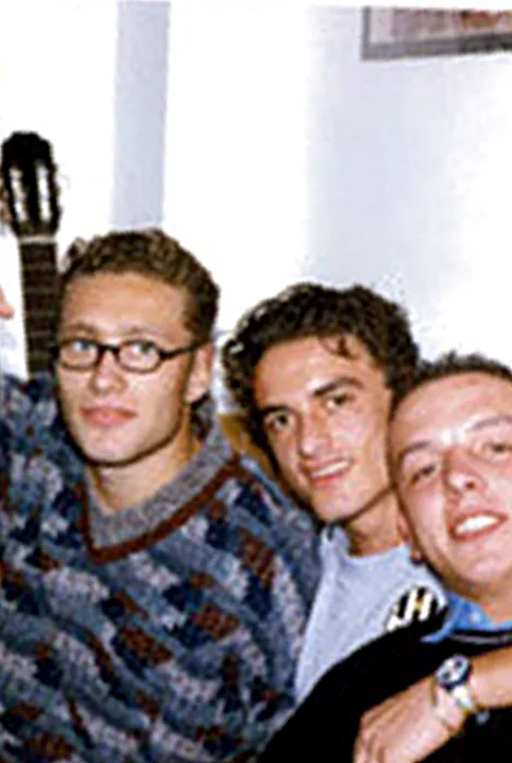 Ragazzi e giovani volontari seduti insieme
