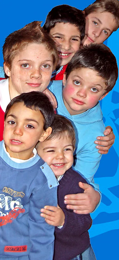 Un gruppo di bambini abbracciati e sorridenti