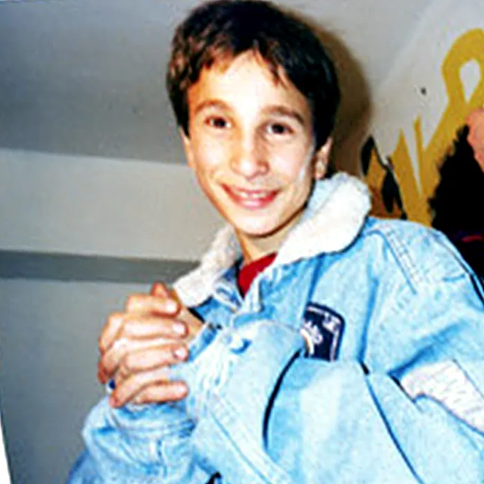 Un ragazzo sorridente con il giubbotto di jeans, primi anni del Centro Sociale